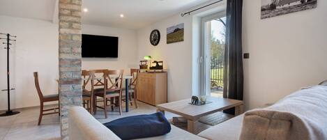 Fernseher, Tischtennisplatte