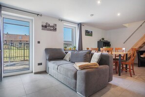 TV, table tennis - Apartment '2' with Private Terrace, Private Garden and Wi-Fi (Schmatzin)