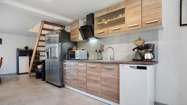 Wasserkocher mit Kaffee-/Teezubehör, Kühlschrank, Mikrowelle, Ofen