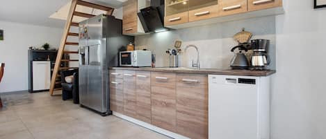 Réfrigérateur, micro-ondes, four, plaque de cuisson