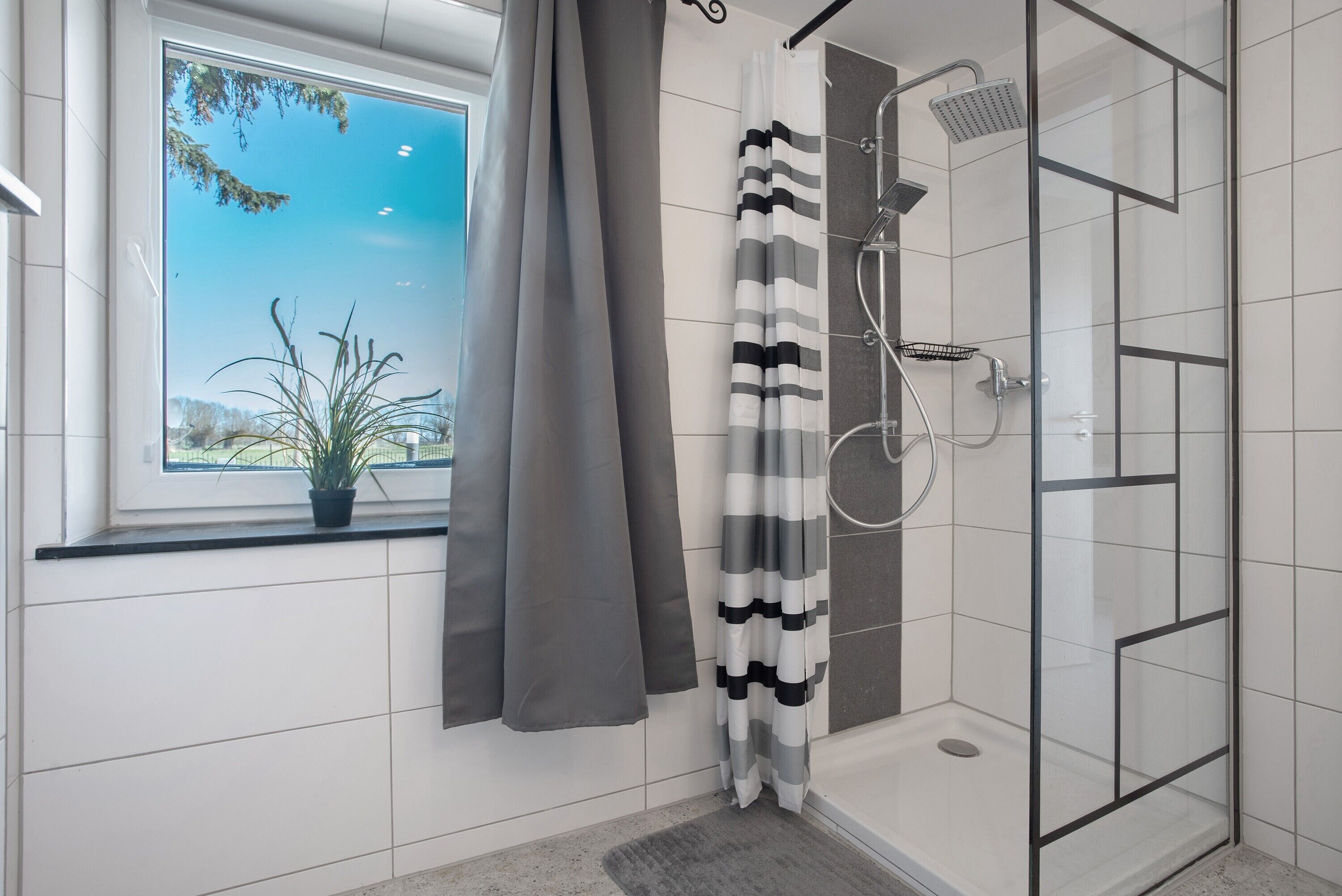 Dusche, Haartrockner, Handtücher