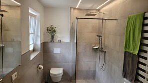 Een douche, een haardroger, handdoeken