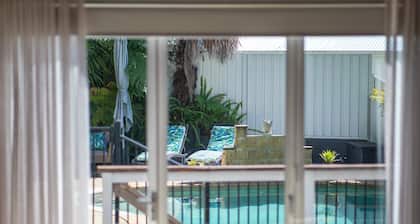 The Treehouse Nelson Bay, Pet Friendly with Boat Parking