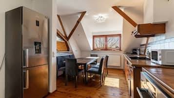 Frigorífic, microones, forn i placa de cuina