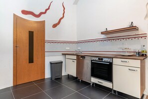 ثلاجة، ميكروويف، فرن، موقد طهي مسطح