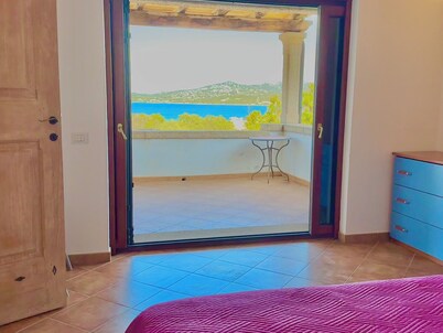 Villa Monti Corru Cannigione, 4 camere e 4 bagni.