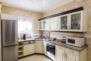 Kühlschrank, Mikrowelle, Ofen, Geschirrspüler