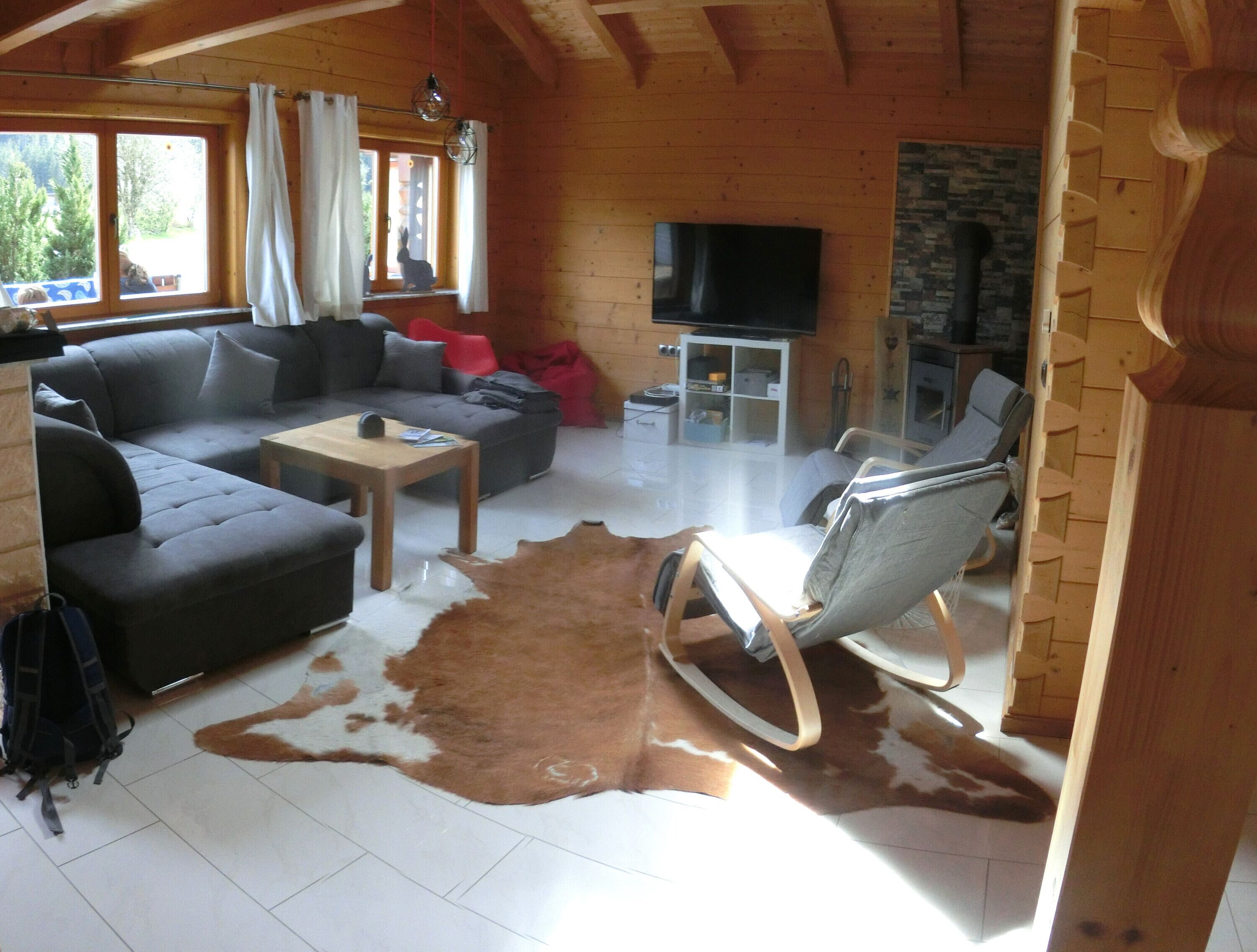 Fernseher, Kamin, DVD-Player