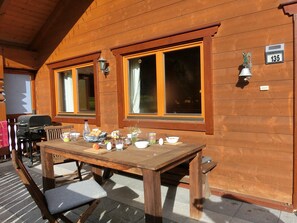 Outdoor dining - Holiday Home 'Finkennest' with Mountain View, Private Terrace and Wi-Fi (Neukirchen am Großvenediger)