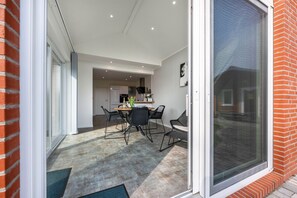 Outdoor dining - Holiday Home 'Kleine Liebe' with Private Terrace, Private Garden and Wi-Fi (Pellworm)