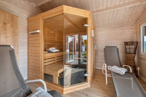 Sauna - Holiday Home 'Kleine Liebe' with Private Terrace, Private Garden and Wi-Fi (Pellworm)
