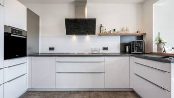 Kylskåp, mikrovågsugn, ugn och spishäll