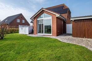 Exterior - Holiday Home 'Kleine Liebe' with Private Terrace, Private Garden and Wi-Fi (Pellworm)