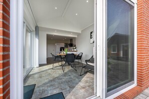 Outdoor dining - Holiday Home 'Kleine Liebe' with Private Terrace, Private Garden and Wi-Fi (Pellworm)