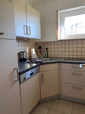 Een koelkast, een magnetron, een kookplaat, een vaatwasser