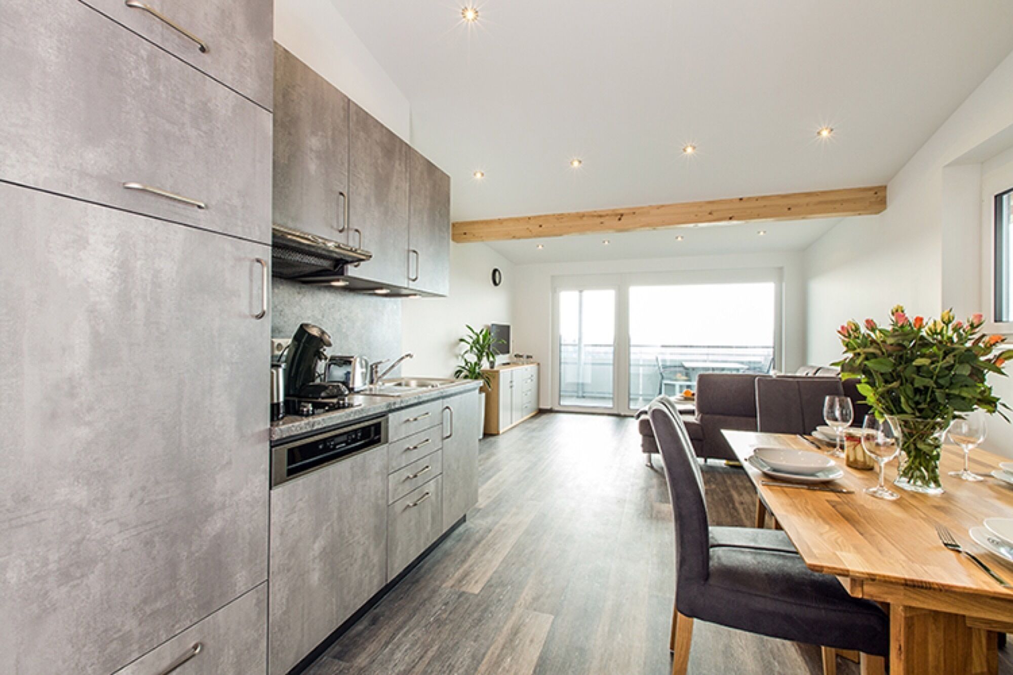 Kühlschrank, Mikrowelle, Herdplatte, Geschirrspüler