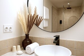 Herbergi - 1 stórt tvíbreitt rúm - reyklaust | Baðherbergi | Hárblásari, handklæði, sápa, sjampó