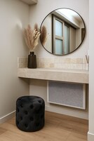 Room, 1 King Bed, Non Smoking | Living area