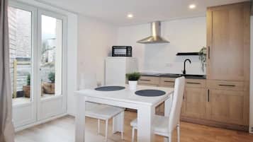 Signature Suite | Private kitchen | Mini-fridge, espresso maker, electric kettle, cookware/dishes/utensils