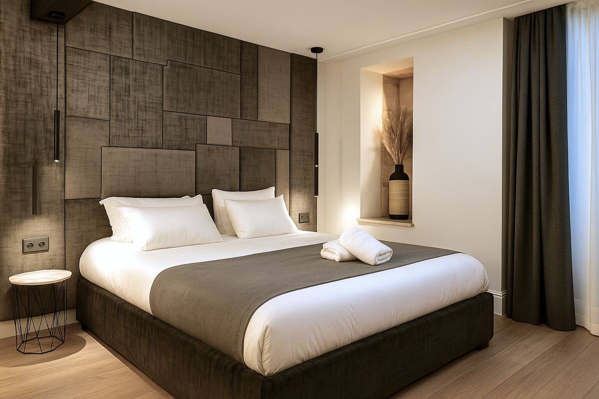 Ein modernes Schlafzimmer mit einem großen Bett, einem Nachttisch und einem Wandregal mit einer Vase.