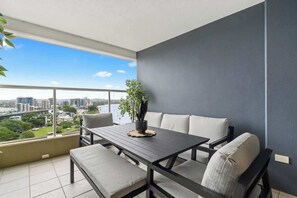 Outdoor dining - The Executive! 1Bed, 1Bath, 1Car, VIEWS ~ CBD (Brisbane City)