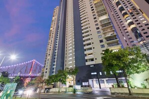 Exterior - The Executive! 1Bed, 1Bath, 1Car, VIEWS ~ CBD (Brisbane City)