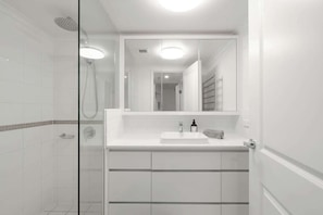 Shower, hair dryer, shampoo - The Executive! 1Bed, 1Bath, 1Car, VIEWS ~ CBD (Brisbane City)