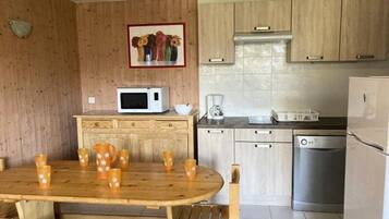 Lemari es, microwave, oven, dan mesin pencuci piring