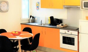 Réfrigérateur, micro-ondes, four, cafetiÚre/bouilloire