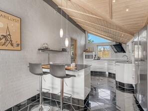 Jääkaappi, mikroaaltouuni, astianpesukone