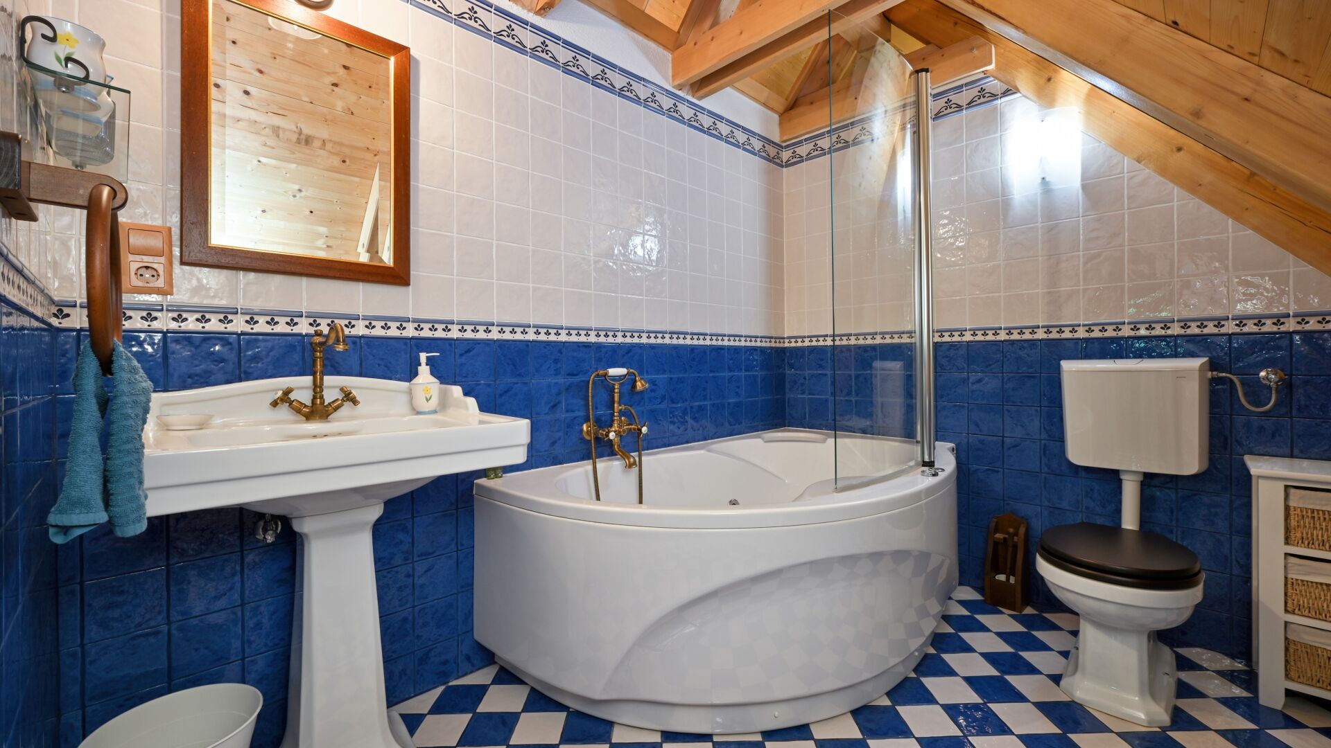 Douche, sèche-cheveux, serviettes fournies