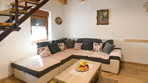 TV, fireplace - Kuca za odmor Šljivik Stari by Villas Guide (Brestovac)