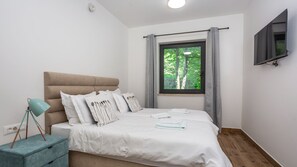 6 bedrooms, iron/ironing board, free WiFi, bed sheets