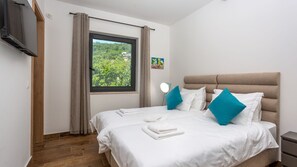 6 bedrooms, iron/ironing board, free WiFi, bed sheets