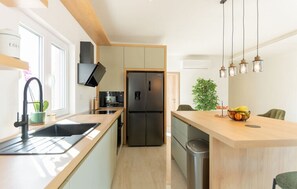 Kühlschrank, Mikrowelle, Ofen, Geschirrspüler