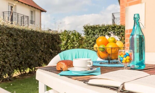 Outdoor dining - Apartment With Harbor View (Dives-sur-Mer)