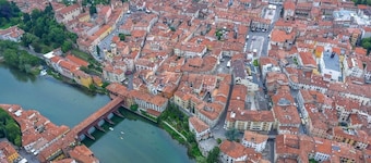 Charming 2-bedroom apartment in marvelous Bassano del Grappa with WiFi, AC