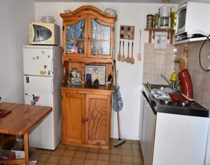 Kylskåp, mikrovågsugn, ugn och grytor/köksredskap
