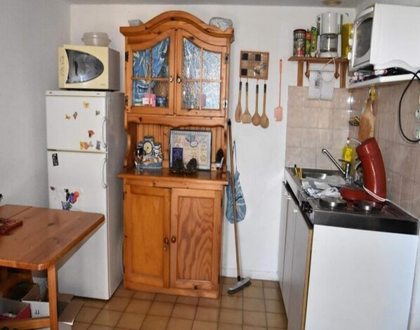 Fridge, microwave, oven, cookware/dishes/utensils