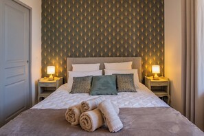 2 quartos, ferros/tábuas de passar roupa, berço de viagem