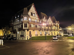 Exterior - Exceptional location, 50m from the beach, 2 bathrooms, 2 bedrooms, hyper center, renovated, fully equipped (Cabourg)