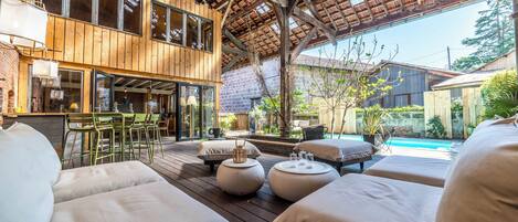 屋外ダイニングエリア