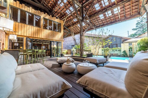 Loft urbain d'exception avec piscine : l'adresse idéale pour vacances rêvées.