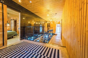 5 habitaciones, escritorio y tabla de planchar con plancha
