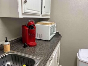 Private kitchen - Private 1 Bedroom Apartment in Lawton near Fort Sill (Lawton)