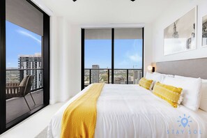 2 bedrooms, iron/ironing board, travel crib, WiFi - Downtown 2BR Oasis: Pool, Gym, Balcony Views (Miami)