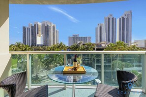 Outdoor dining - 2BR 2BTH - Apartment - Free Parking (Sunny Isles Beach)