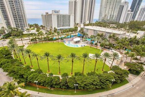 Exterior - 2BR 2BTH - Apartment - Free Parking (Sunny Isles Beach)