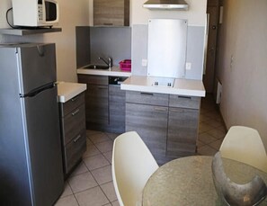 Fridge, microwave, dishwasher, coffee/tea maker