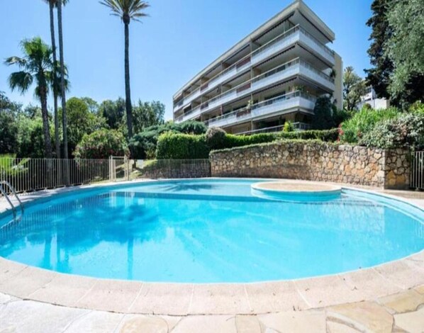 Outdoor pool - Exceptional Cannes Apt With Sea View & Pool (Cannes)